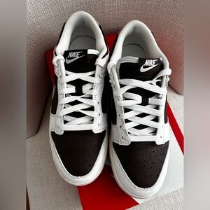 Nike Dunks Summit White / Khaki
Men’s 8 
Women’s 9.5